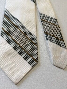 Mort Wallin Men's Polyester Tie Necktie White With Gray Stripe Pattern 54”x4”